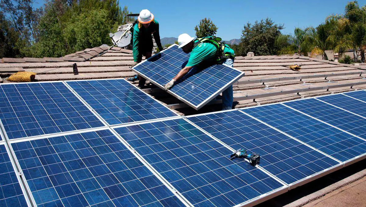 How much power does a 200w solar panel generate in a day