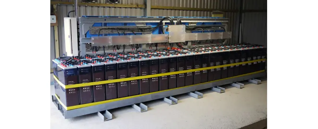 How do lead-acid batteries prevent and respond to short circuits?