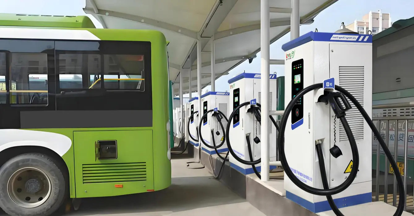 How is the power distributed between the dual charging ports on an electric vehicle charging station?